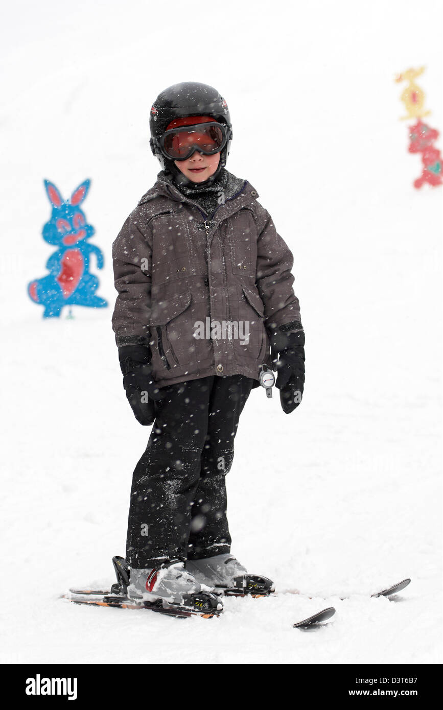 Jeune garçon enfant ski, saison d'hiver, la neige Banque D'Images