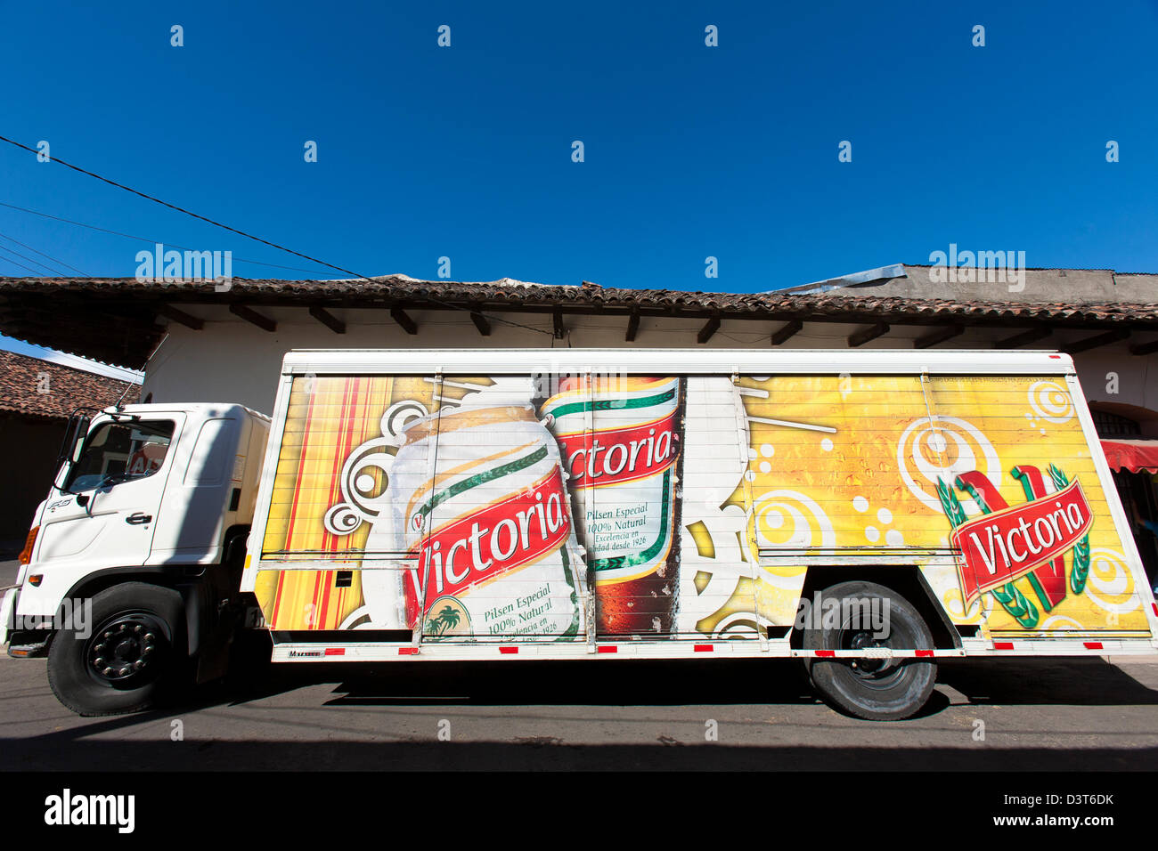 Un camion de livraison de bière à Grenade avec des autocollants et logos pour la bière Victoria, un populaire cerveza au Nicaragua Banque D'Images