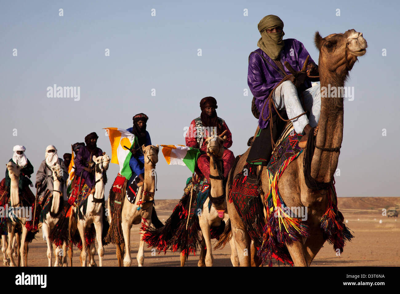 Wodaabes nomades montent leurs chameaux dans le cadre du Gerewol Festival à Ingal, Niger Banque D'Images