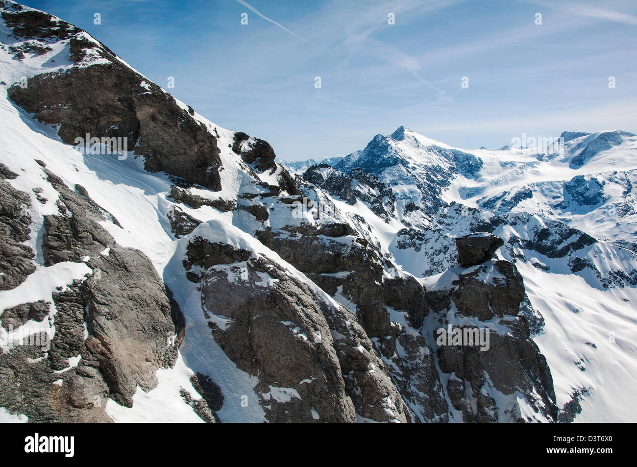 Une vue sur les montagnes enneigées des Alpes Suisses vu de Klein Titlis Banque D'Images