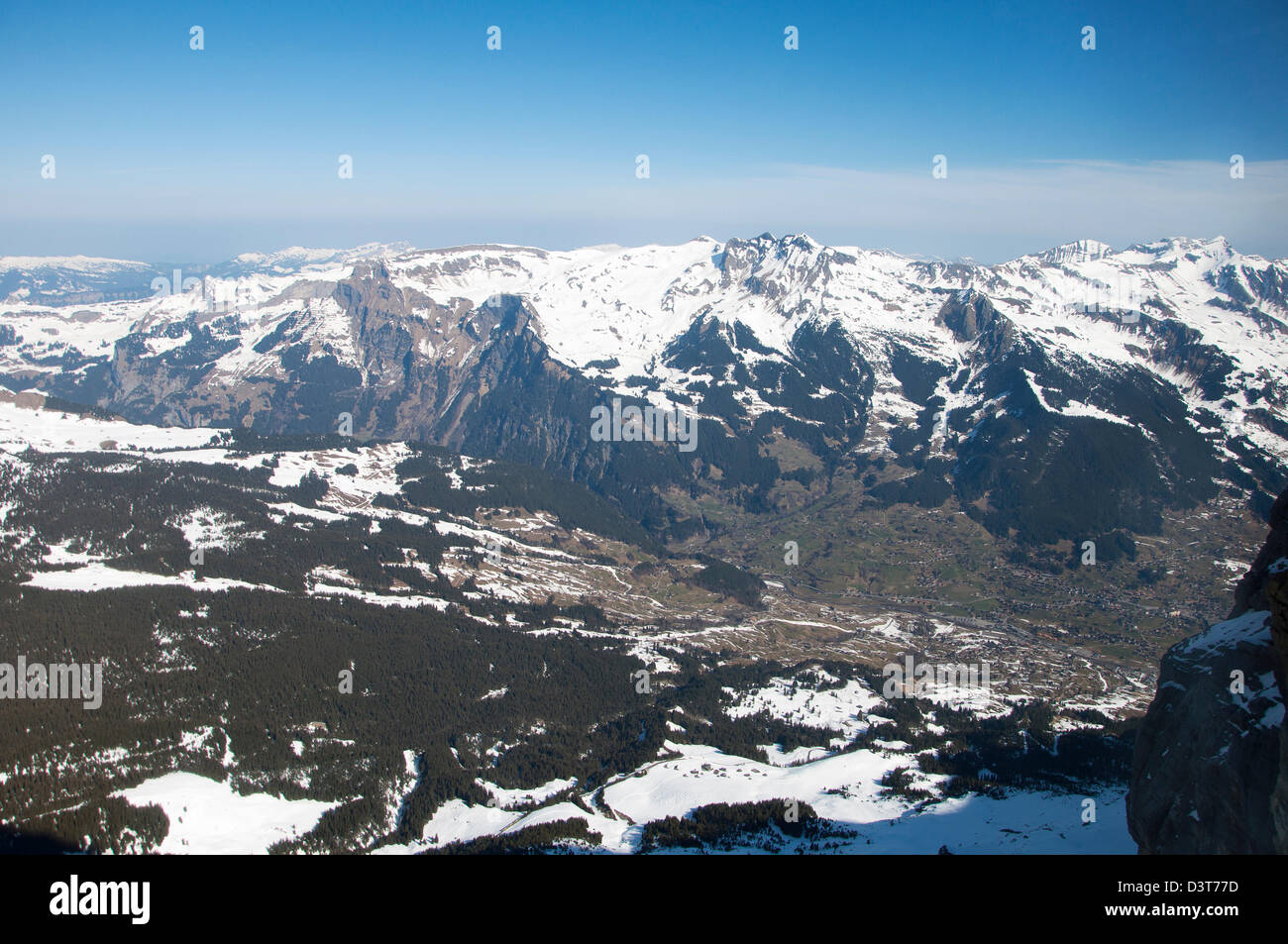 Une vue de sommets de montagnes alpin suisse Eigerwand station vu de tunnel point Banque D'Images