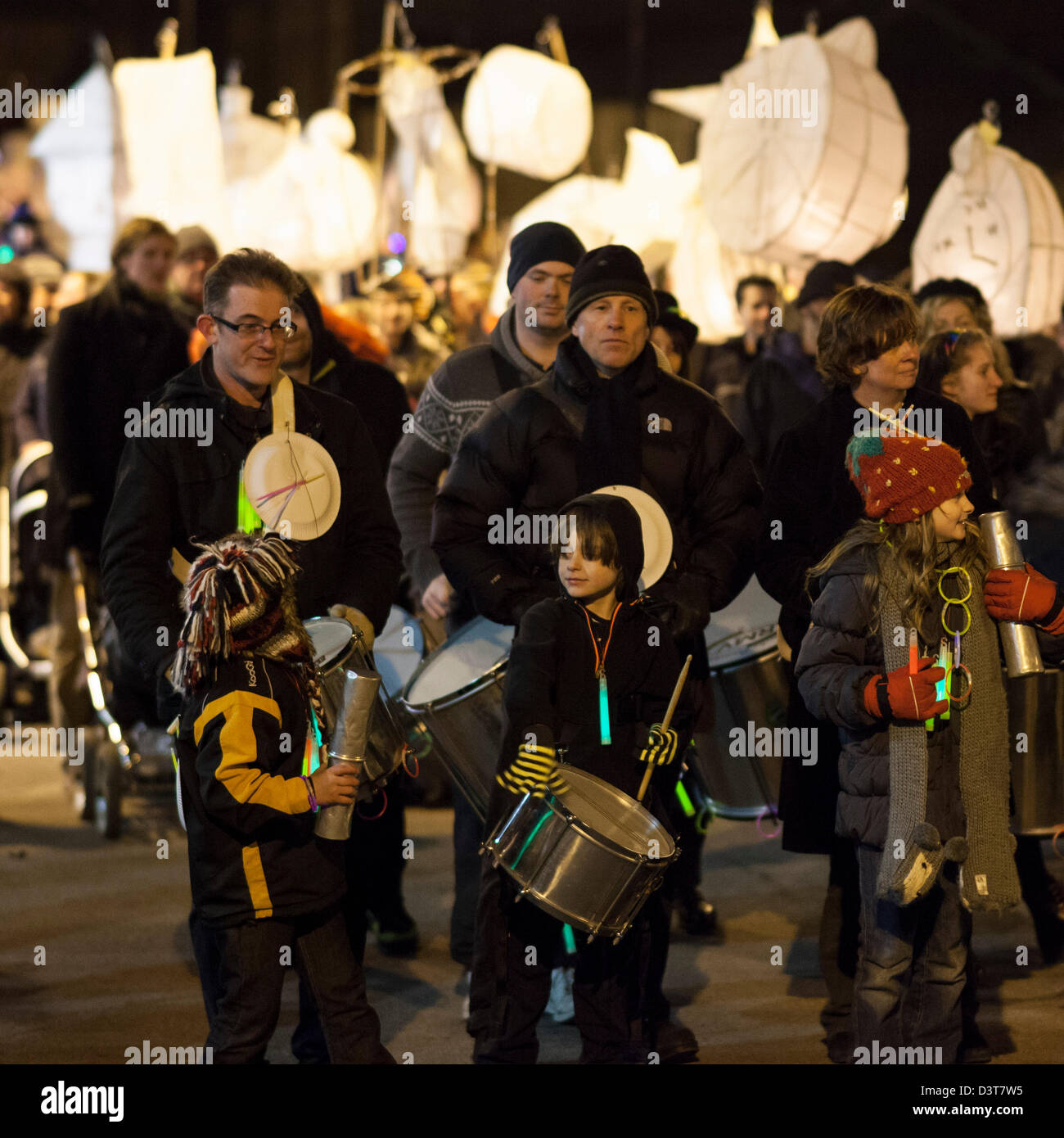 Slaithwaite, UK. Feb 23, 2013. Les enfants sont parmi les musiciens accompagnant la lanterne procession autour du village de Slaithwaite, West Yorkshire, Royaume-Uni, le samedi 23 février, 2013. La procession des lanternes en papier ont marqué la fin de l'Moonraking 2013 Festival. Le Moonraking Festival a lieu à Slaithwaite une fois tous les deux ans. Banque D'Images