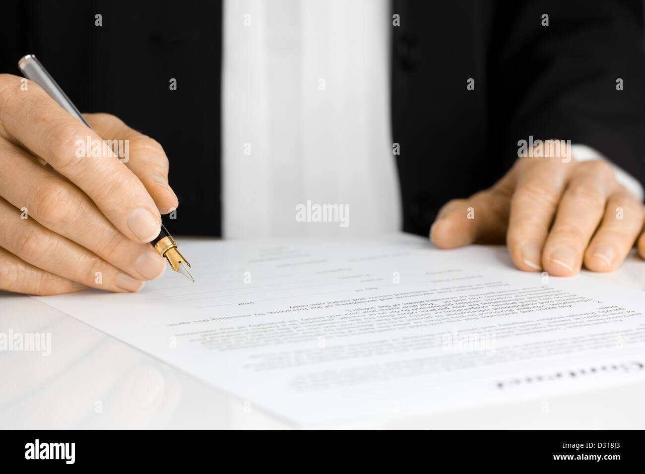 Signature d'un contrat avec la main Stylo Banque D'Images
