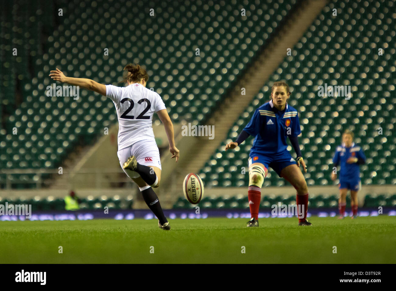 Katy McLean (Fra) Kicking the ball rencontrés par Lucille Godiveau (Fra). London, UK. Feb 23, 2013. England v France Women's Rugby Six Nations. Banque D'Images