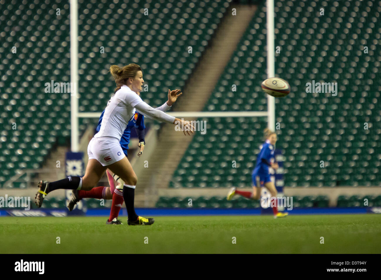 Abigail Chamberlain (Fra) passer la balle, 23.02.2013, London, England v France Women's Rugby Six Nations. Banque D'Images
