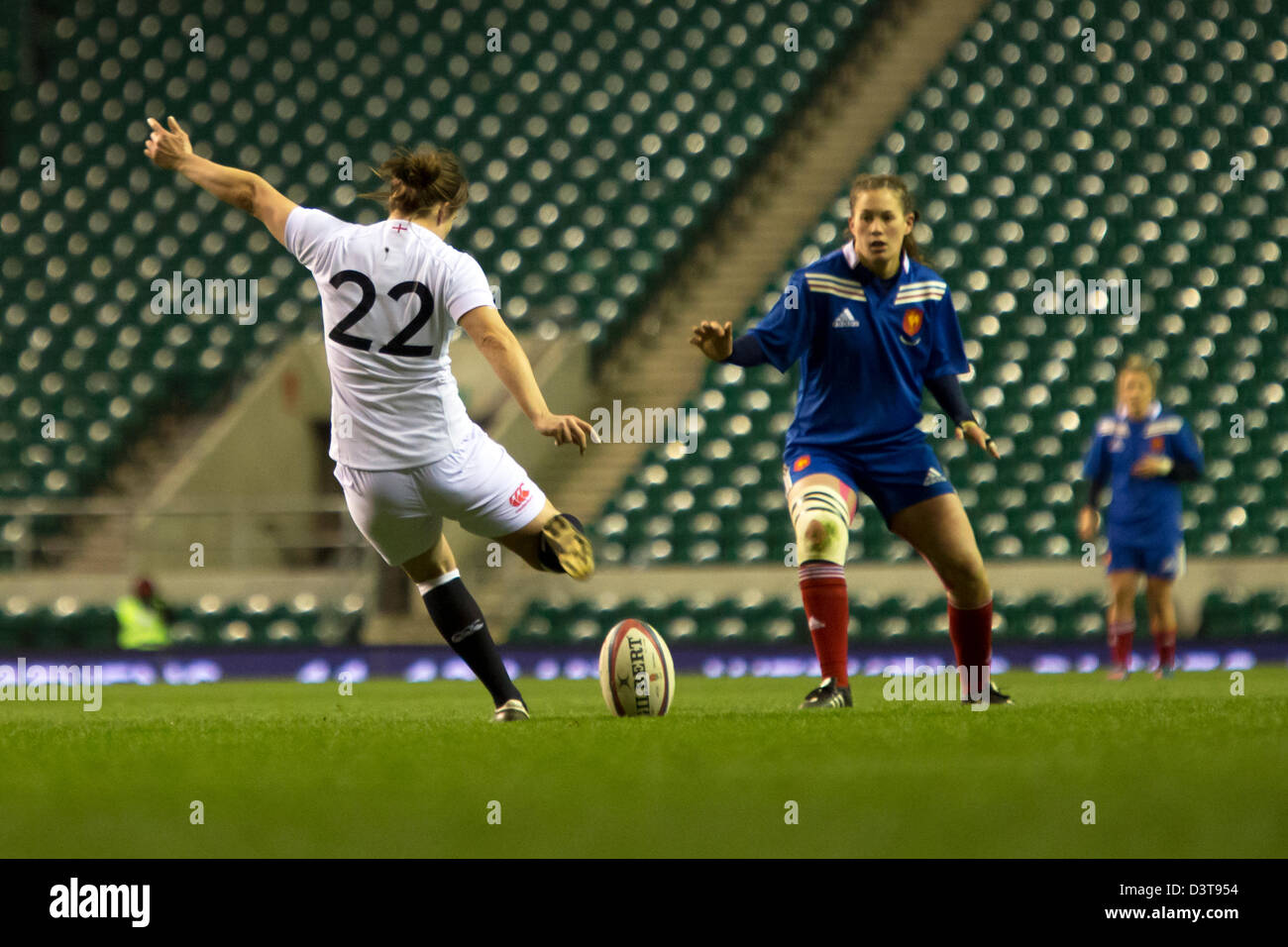 Katy McLean (Fra) Kicking the ball rencontrés par Lucille Godiveau (Fra), 23.02.2013, London, England v France Women's Rugby Six Nations. Banque D'Images