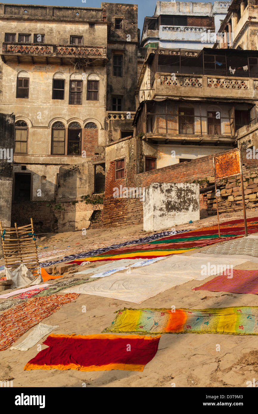 Lave-énoncés à sécher au soleil, Varanasi, Inde Banque D'Images