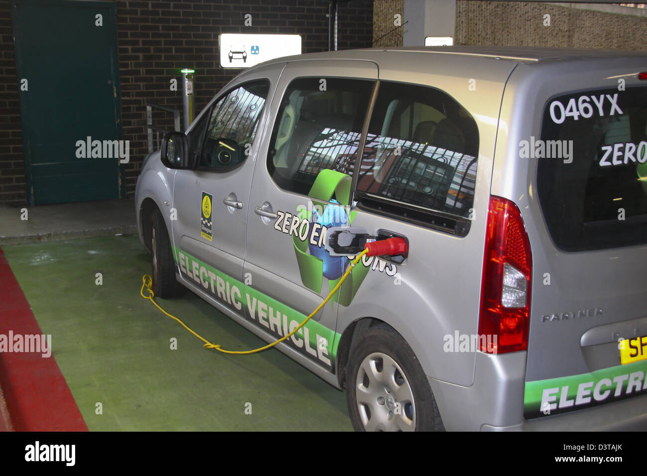 Recharge de voitures électriques dans le parc automobile Banque D'Images