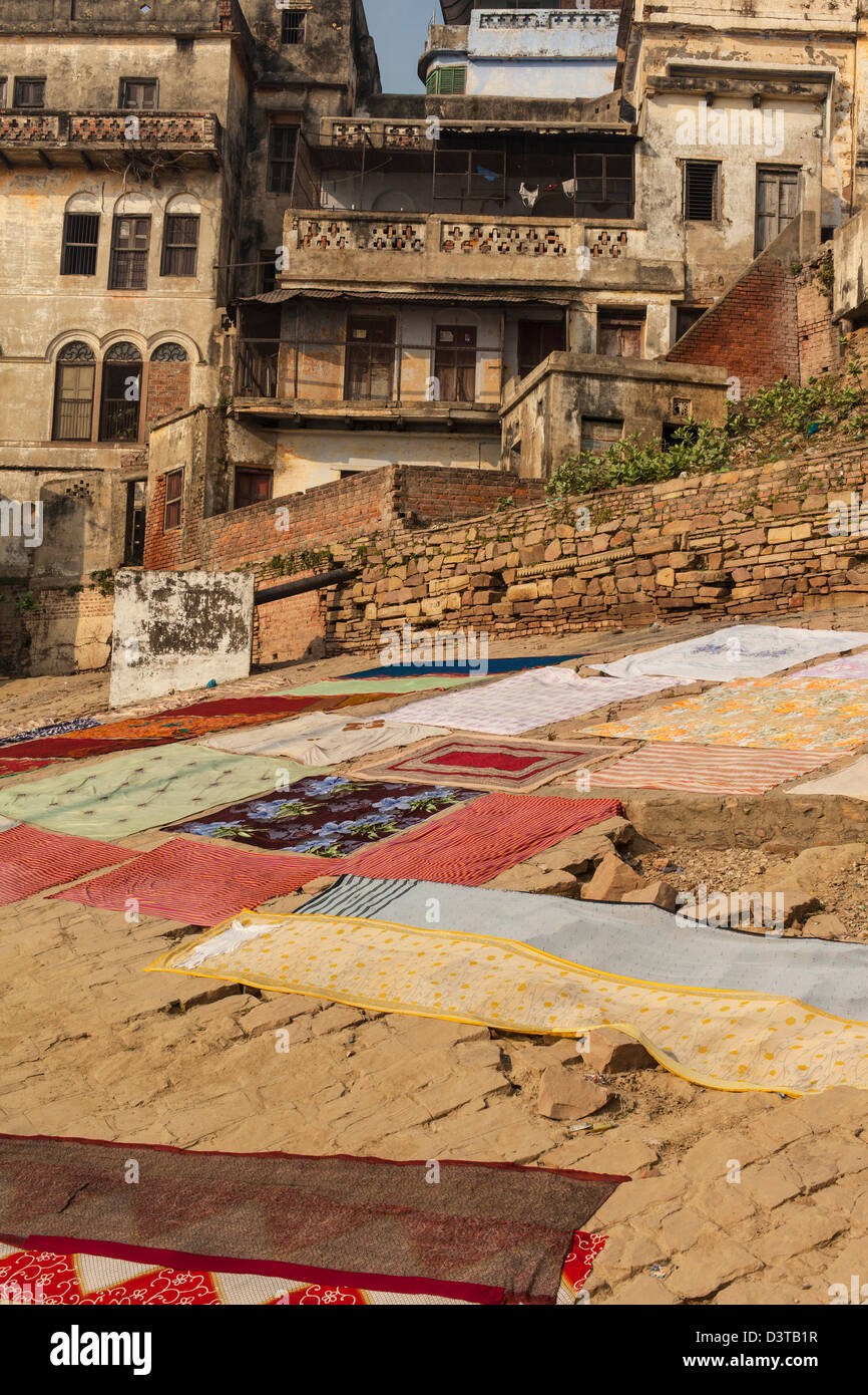 Lave-énoncés à sécher au soleil, Varanasi, Inde Banque D'Images