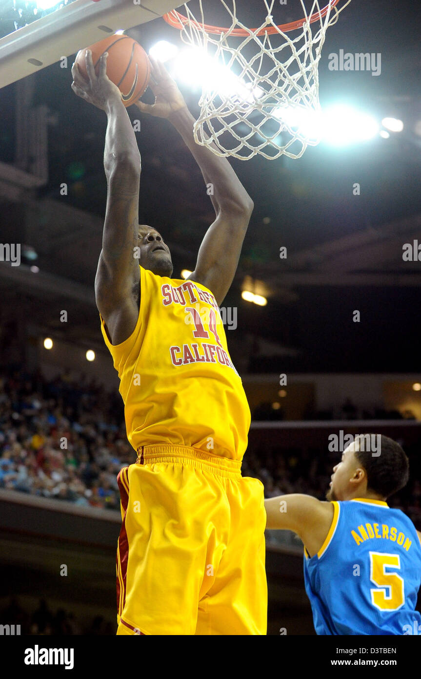 24 février 2013 - Los Angeles, Californie, États-Unis - 24 Février 2013 : Los Angeles, CA. L'USC Trojans Dewayne Dedmon (14) va jusqu'à une mise en place au second semestre de la NCAA de basket-ball entre l'USC Trojans et l'UCLA Bruins au Galen Center de Los Angeles, CA. L'UCLA Bruins défait les USC Trojans 75-59. David Hood/CSM. Banque D'Images