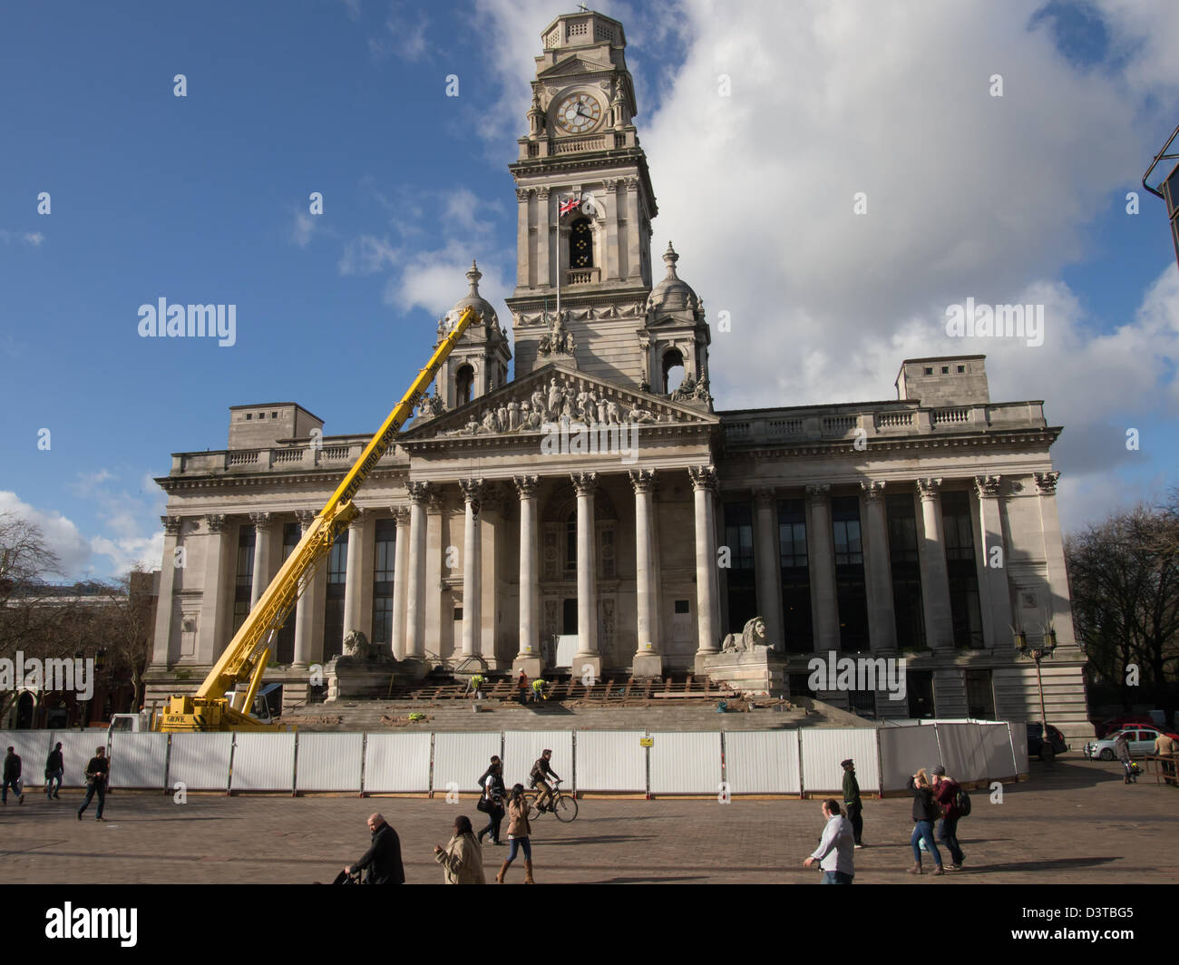 Portsmouth Guildhall Square avec les étapes de la guildhall sous rénovation et réparation. Banque D'Images