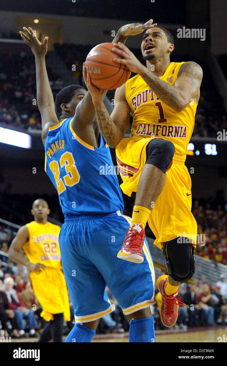 24 février 2013 - Los Angeles, Californie, États-Unis - 24 Février 2013 : Los Angeles, CA. Garde côtière canadienne USC Trojans Júlio Fontan (1) disques durs à l'UCLA Bruins passé panier centre avant/Tony Parker (23) dans la seconde moitié du jeu de basket-ball de NCAA entre l'USC Trojans et l'UCLA Bruins au Galen Center de Los Angeles, CA. L'UCLA Bruins défait les USC Trojans 75-59. David Hood/CSM. Banque D'Images