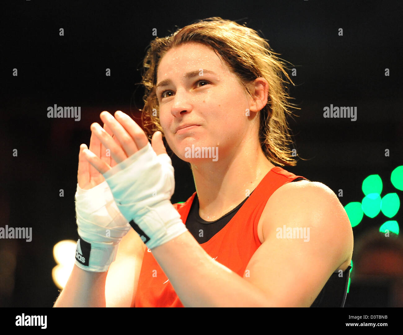 Dublin, Irlande. Feb 24, 2013. Route de Rio le Tournoi de boxe. Katie Taylor, l'Irlande, est interviewé après sa victoire contre l'Allemagne de Maike Kluners au cours de sa route vers Rio bout tenu au Théâtre Bord Gais Energy. Credit : Action Plus Sport Images/Alamy Live News Banque D'Images