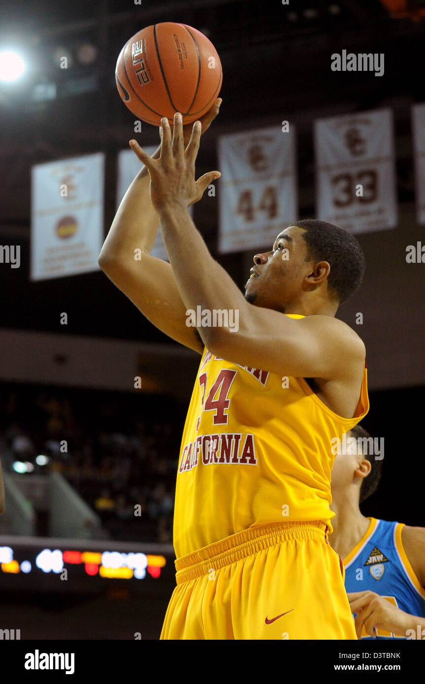 24 février 2013 - Los Angeles, Californie, États-Unis - 24 Février 2013 : Los Angeles, CA. L'USC Trojans Eric sage (34) tire la balle dans la seconde moitié du jeu de basket-ball de NCAA entre l'USC Trojans et l'UCLA Bruins au Galen Center de Los Angeles, CA. L'UCLA Bruins défait les USC Trojans 75-59. David Hood/CSM. Banque D'Images