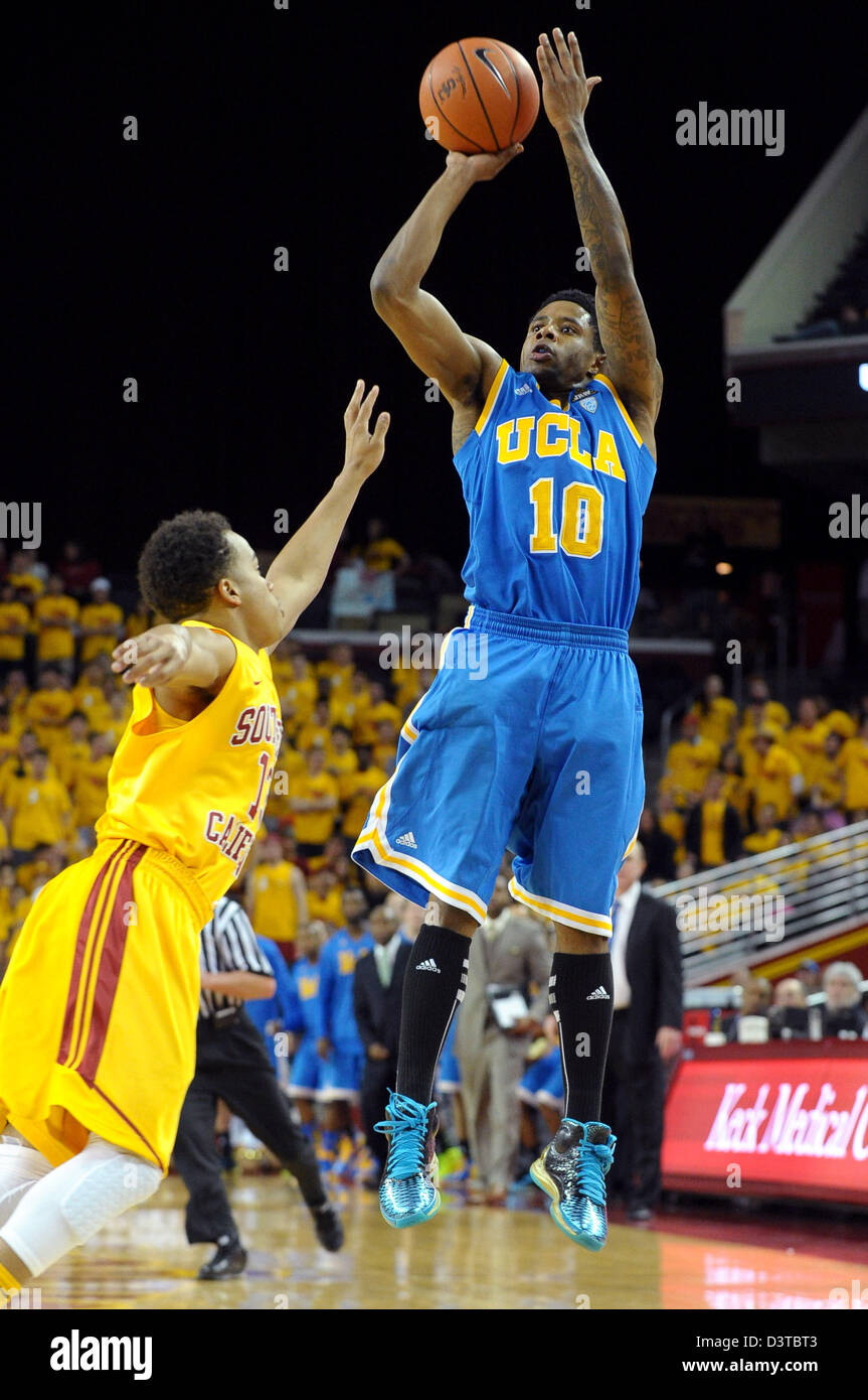 24 février 2013 - Los Angeles, Californie, États-Unis - 24 Février 2013 : Los Angeles, CA. Garde UCLA Bruins Larry Drew II (10) tire un tir sur USC Trojans guard Chass Bryan (13) dans la première moitié du jeu de basket-ball de NCAA entre l'USC Trojans et l'UCLA Bruins au Galen Center de Los Angeles, CA. David Hood/CSM. Banque D'Images