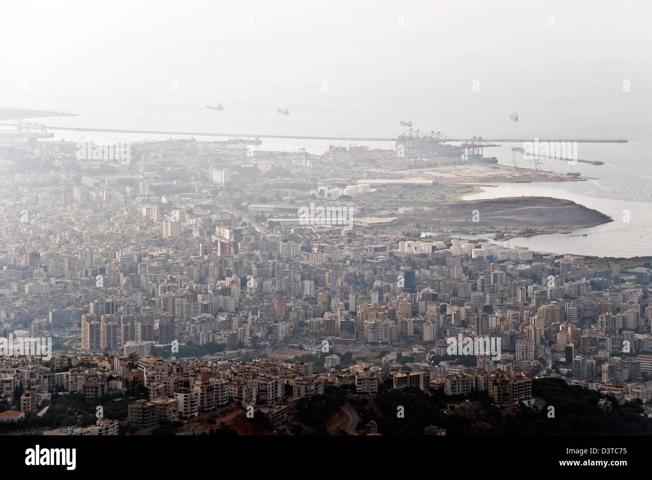 Vue aérienne des navires entrant dans un port libanais méditerranéen de Beyrouth, au Liban. Banque D'Images