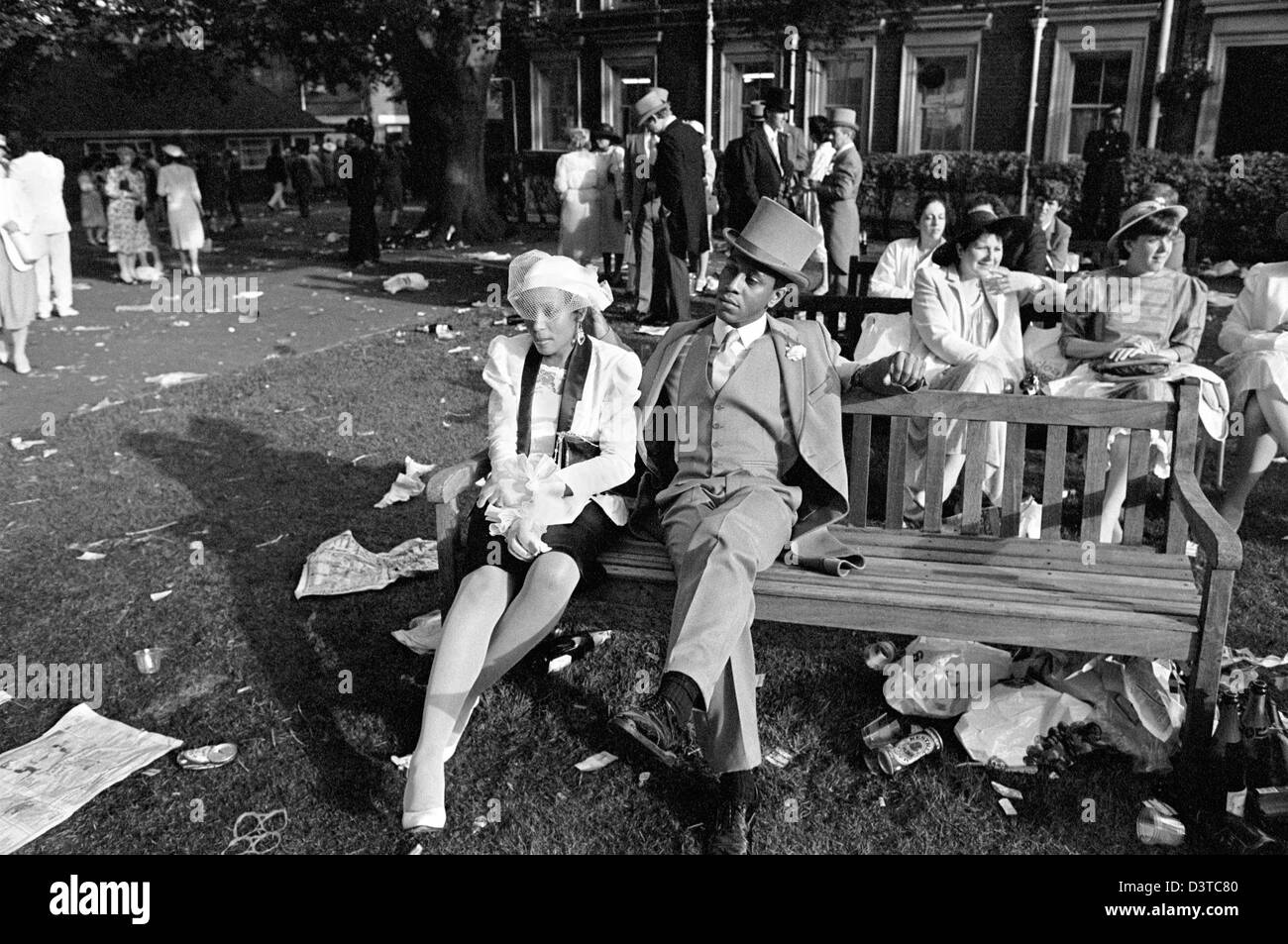 1988 Ascot Racecourse UK. Une black couple photographié à la fin d'un jour de course au Royal Ascot. Banque D'Images