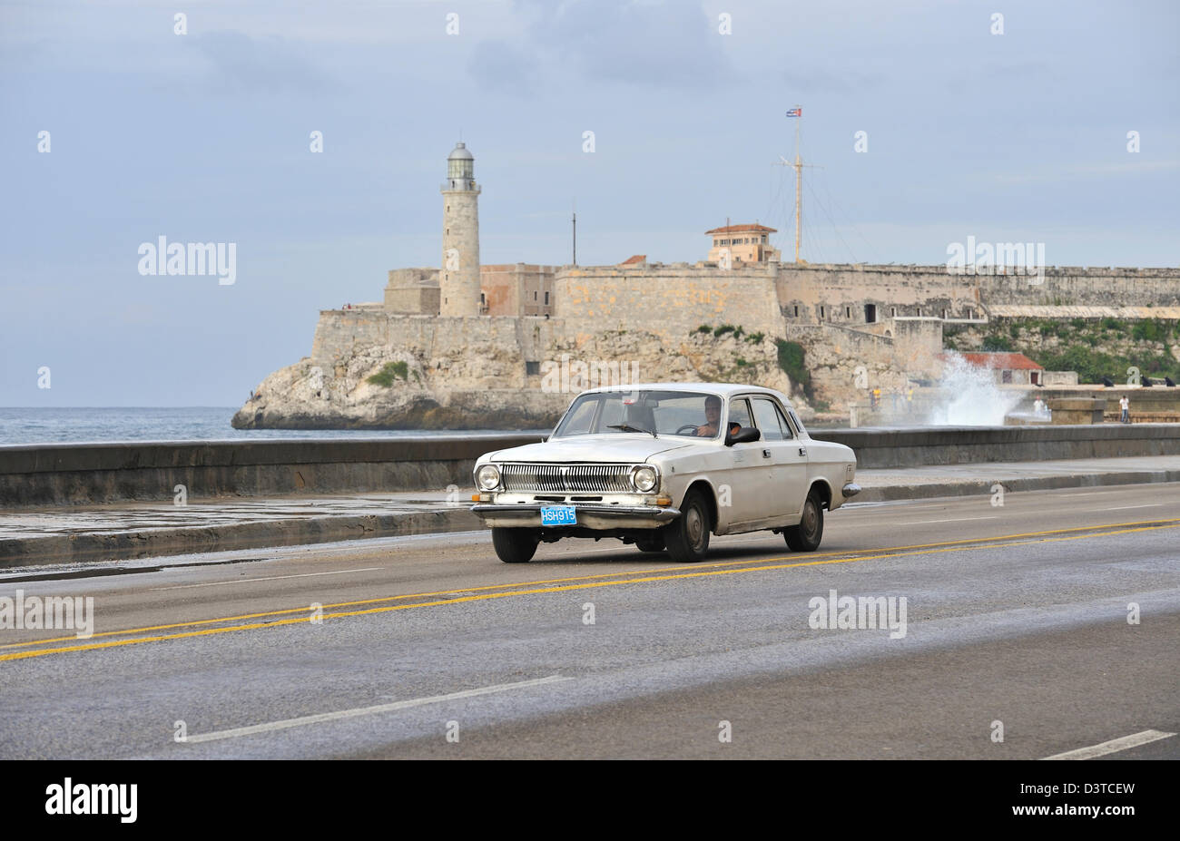 Vieille voiture en El Malecon, La Havane, Cuba Banque D'Images