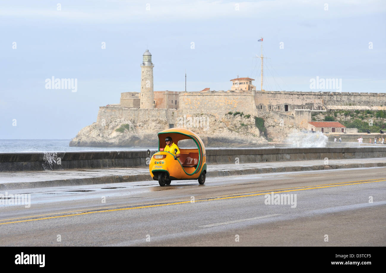 Coco taxi à El Malecon, La Havane, Cuba Banque D'Images