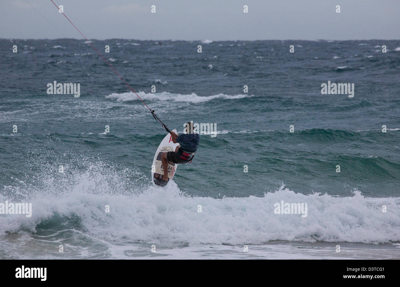 Kite surfer obtenir l'air. Banque D'Images