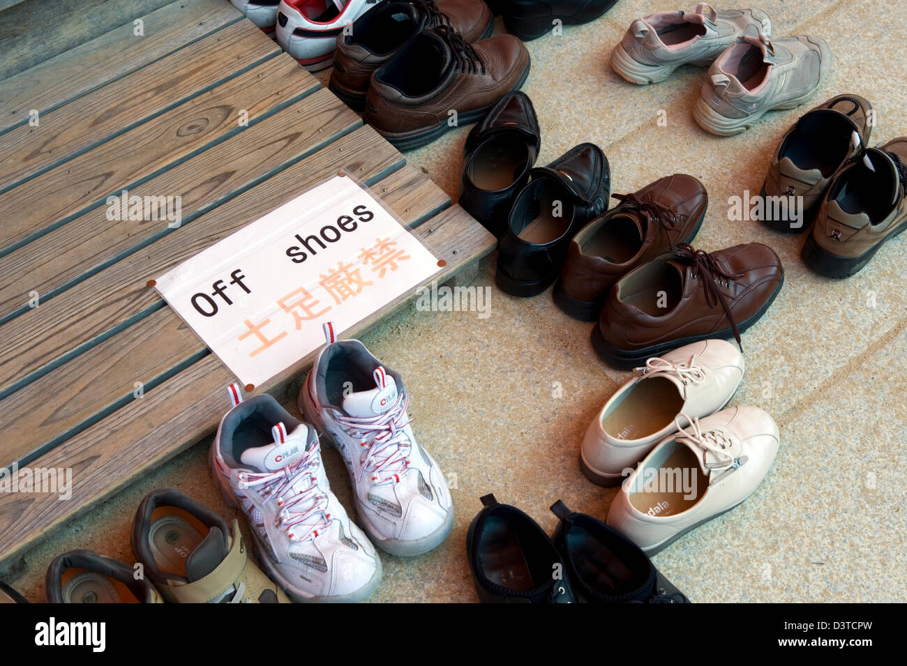 Enlever les chaussures signe Banque de photographies et d'images à haute  résolution - Alamy