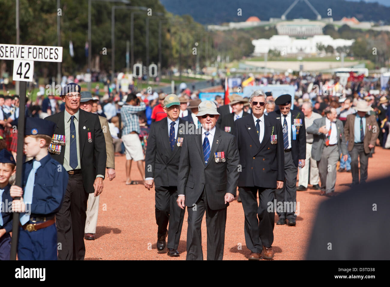 Recueillir des anciens combattants pour la commémoration du Jour de l'Anzac. Canberra, Territoire de la capitale australienne (ACT), l'Australie Banque D'Images