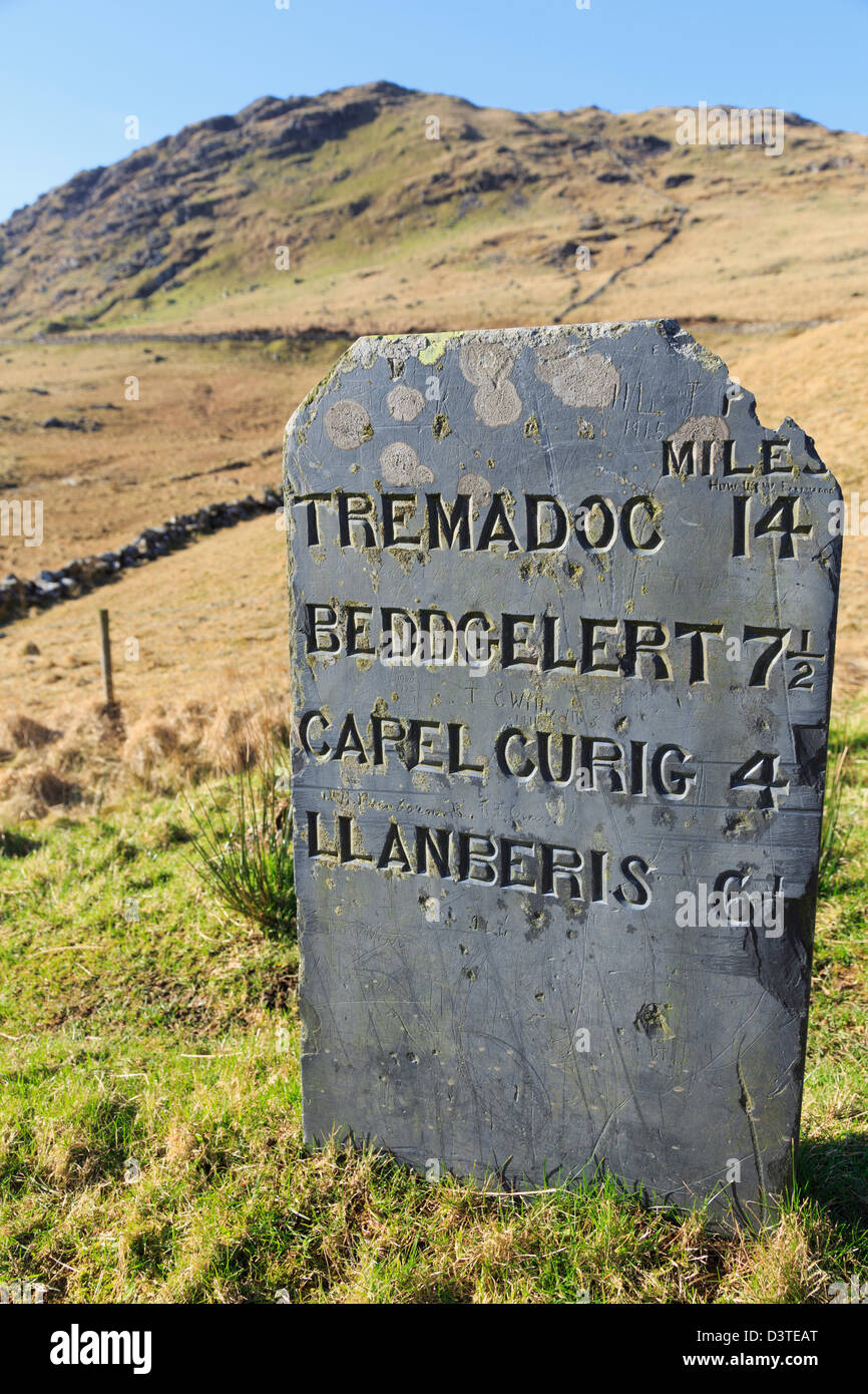 Ardoise ancienne étape importante montrant la distance en milles impériales à Nant Gwynant tête dans le parc national de Snowdonia au nord du Pays de Galles Royaume-uni Grande-Bretagne Banque D'Images