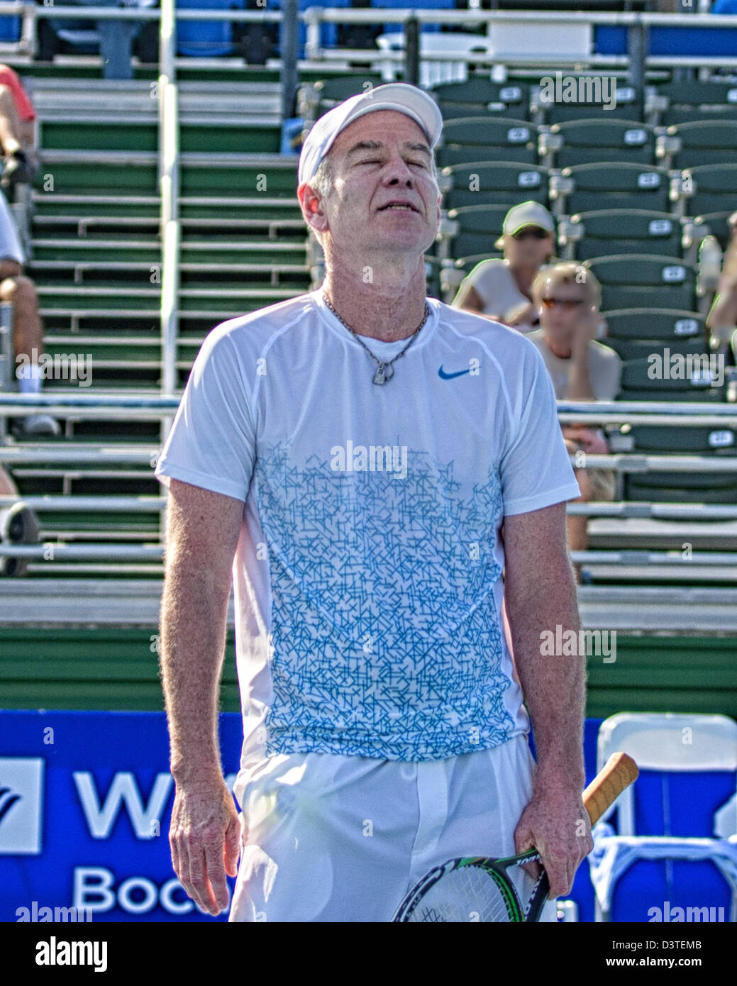 Delray Beach, Florida, USA. Feb 24, 2013. La légende du tennis et de la  renommée John McEnroe a été défait à l'ATP Champions Tour final 6-4, 6-2 par  Carlos Moya qui est