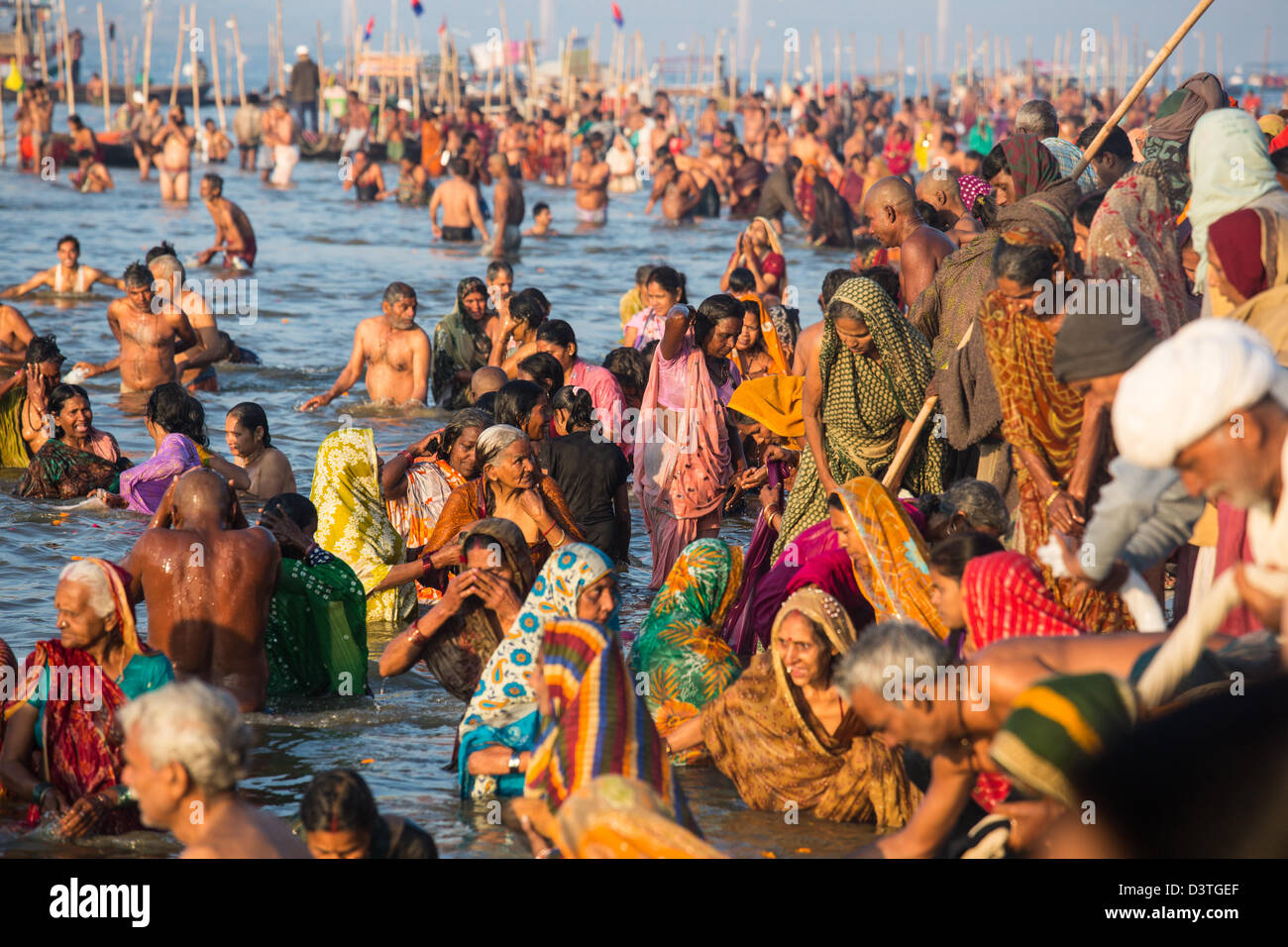 Les pèlerins se baignent dans l'un des nombreux ghats au Sangam, à la Kumbh Mela, Allahabad, Inde Banque D'Images