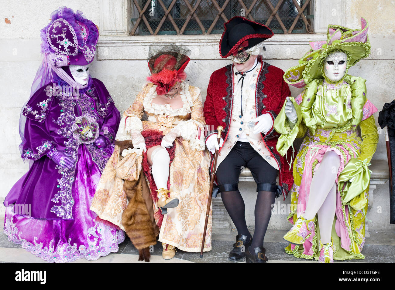 Un groupe de gens habillés en costume traditionnel vénitien portant un  Bauta masque pour la Carnaval de Venise Venise Italie Photo Stock - Alamy