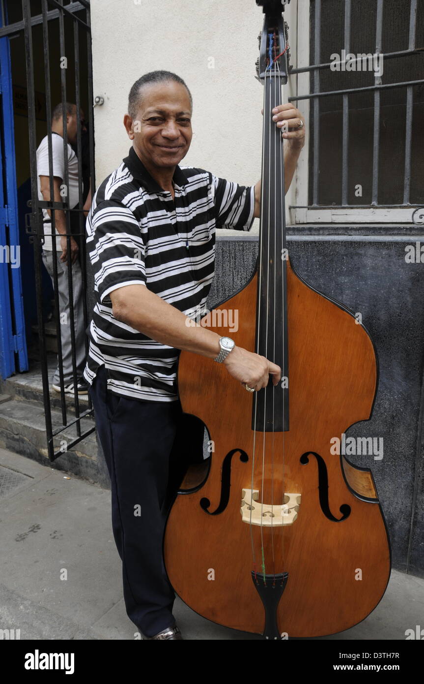 Violoncelle ou Bas dans les rues de La Havane, Cuba Banque D'Images