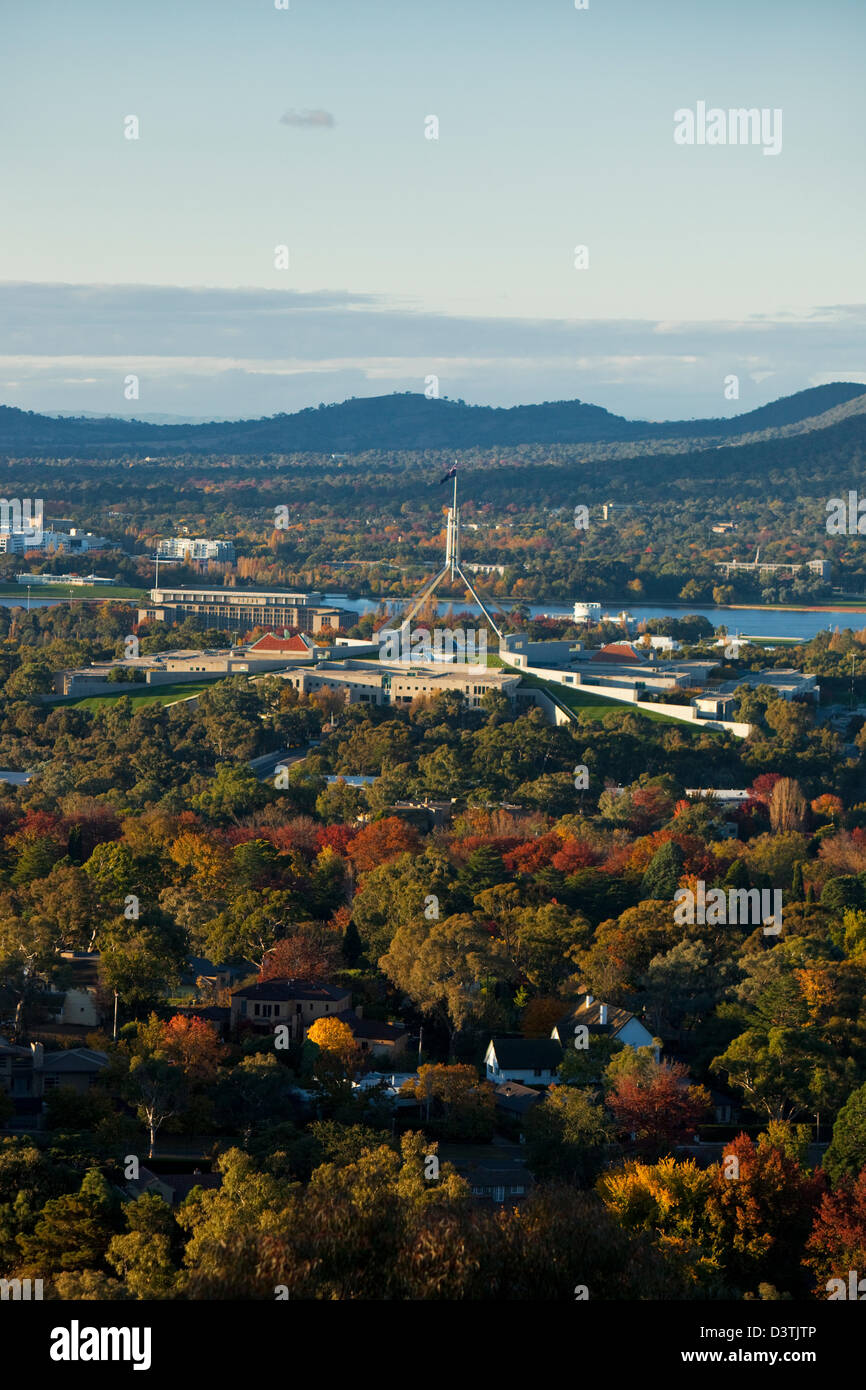 Vue sur le Parlement et sur les toits de la ville de Red Hill Lookout. Canberra, Territoire de la capitale australienne (ACT), l'Australie Banque D'Images
