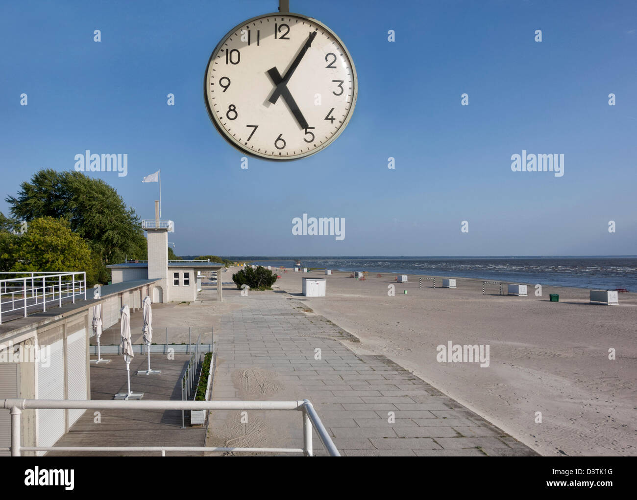 Grosse horloge suspendue au-dessus de balustrade sur la plage de Pärnu en Estonie Banque D'Images