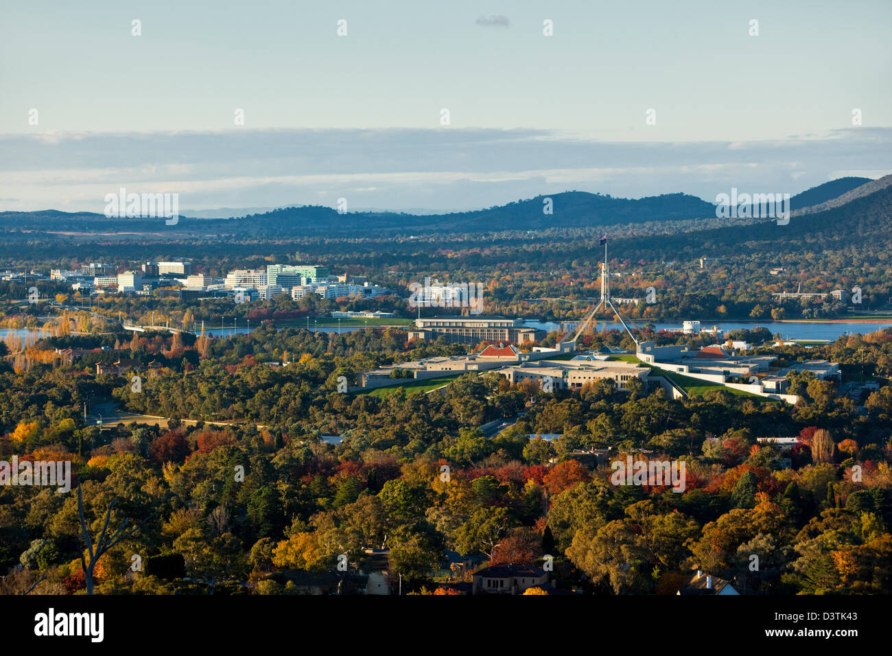 Vue sur le Parlement et sur les toits de la ville de Red Hill Lookout. Canberra, Territoire de la capitale australienne (ACT), l'Australie Banque D'Images