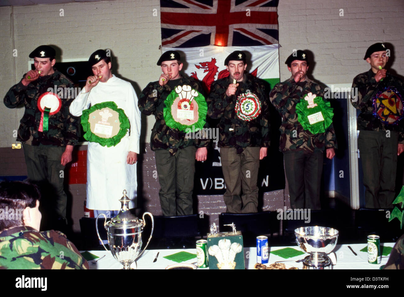 Soldats célébrant les poireaux pendant St Davids Day leek cérémonie au 3e Bataillon (V) Royal Regiment of Wales Newport Gwent Caserne Raglan South Wales UK Banque D'Images