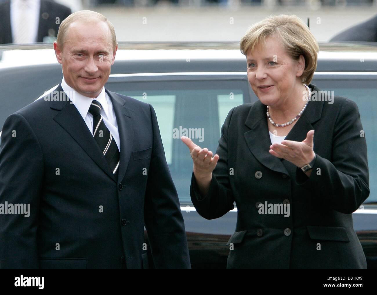 La chancelière allemande Angela Merkel (R) et le président russe Poutine Vladimr arrivent à Dresde, Allemagne, mardi 10 octobre 2006. Les deux participent à la réunion finale du dialogue de Saint-Pétersbourg. Photo : Grimm par les pairs Banque D'Images
