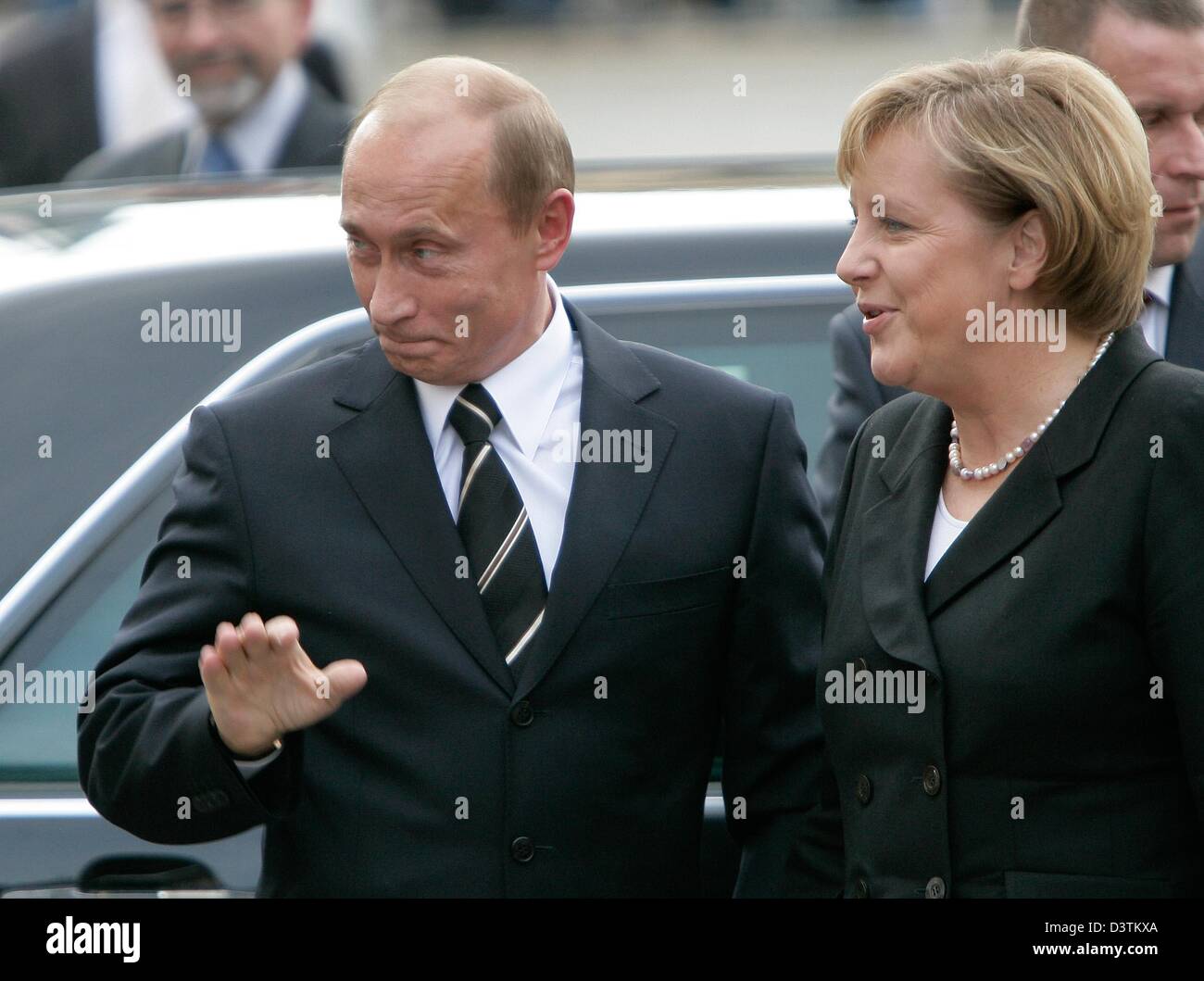 La chancelière allemande Angela Merkel (R) et le président russe Poutine Vladimr arrivent à Dresde, Allemagne, mardi 10 octobre 2006. Les deux participent à la réunion finale du dialogue de Saint-Pétersbourg. Photo : Grimm par les pairs Banque D'Images