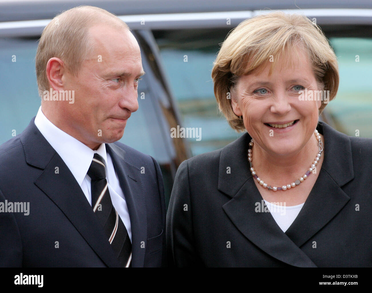 La chancelière allemande Angela Merkel (R) et le président russe Poutine Vladimr arrivent à Dresde, Allemagne, mardi 10 octobre 2006. Les deux participent à la réunion finale du dialogue de Saint-Pétersbourg. Photo : Matthias Hiekel Banque D'Images