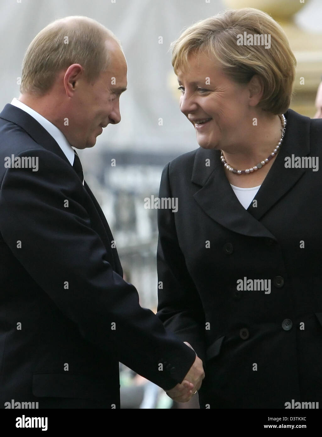 La chancelière allemande Angela Merkel (R) et le président russe Poutine Vladimr serrer la main à Dresde, Allemagne, mardi 10 octobre 2006. Les deux participent à la réunion finale du dialogue de Saint-Pétersbourg. Photo : Jens Wolf Banque D'Images