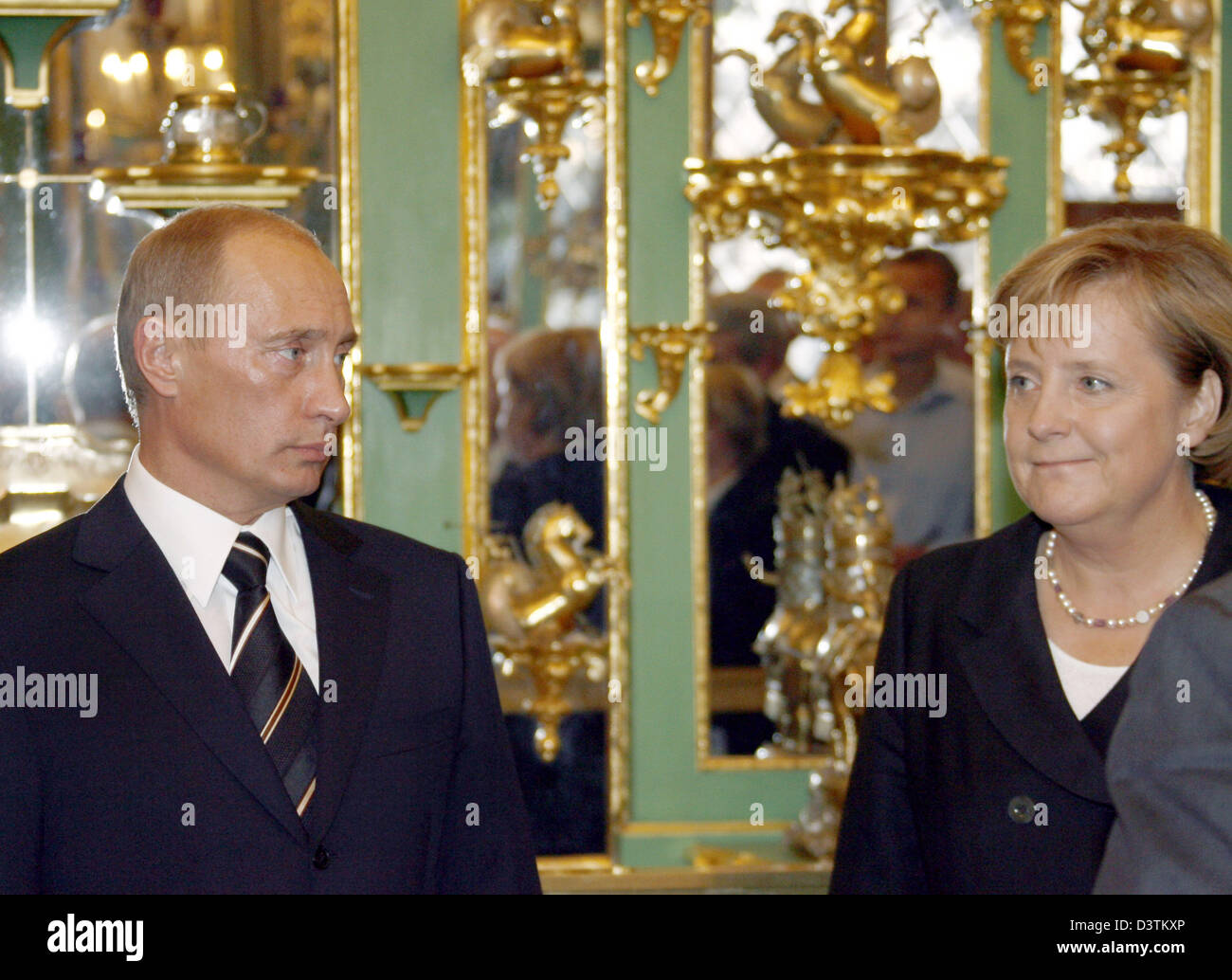 La chancelière allemande Angela Merkel (R) et le président russe Vladimir Poutine visite la Voûte verte à Dresde, Allemagne, mardi 10 octobre 2006. Poutine est sur une visite de deux jours en Allemagne. Photo : Herbert Knosowski Banque D'Images