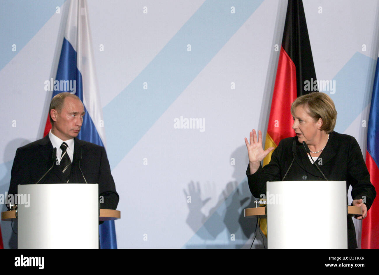 La chancelière allemande Angela Merkel (R) et le président russe Poutine Vladimr donner une conférence de presse à Dresde, Allemagne, mardi 10 octobre 2006. Les deux avaient eu des entretiens à la Dresden Château avant la conférence de presse. Photo : Jens Wolf Banque D'Images