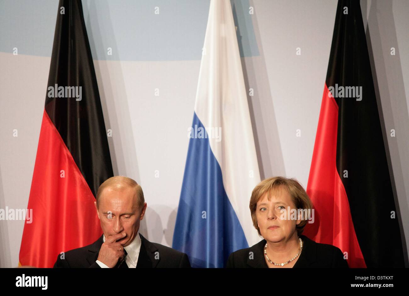La chancelière allemande Angela Merkel (R) et le président russe Poutine Vladimr suivre différentes avant la signature de contrats d'une conférence de presse à Dresde, Allemagne, mardi 10 octobre 2006. Les deux avaient eu des entretiens à la Dresden Château avant la conférence de presse. Photo : Grimm par les pairs Banque D'Images