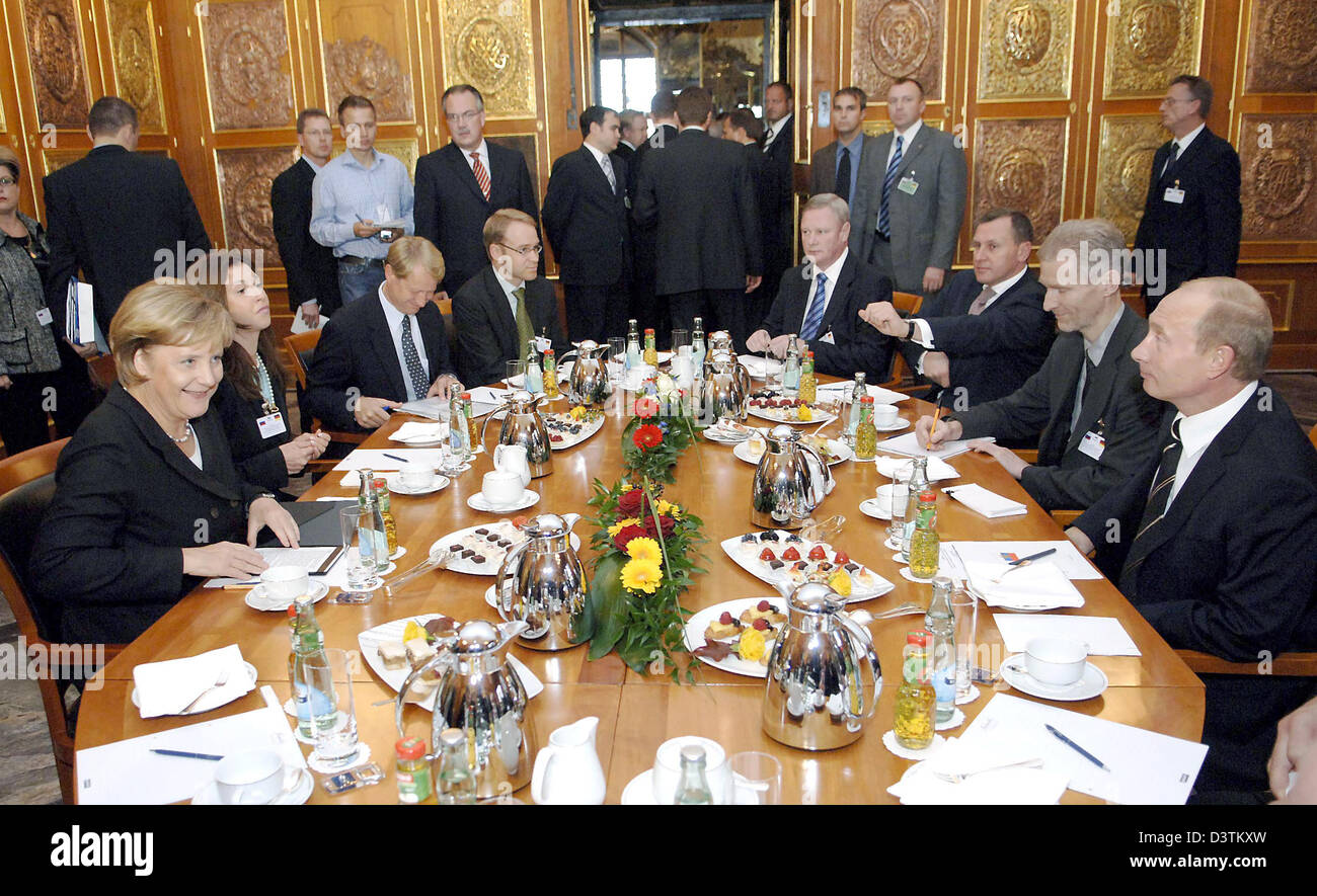 La chancelière allemande Angela Merkel (L) et le président russe Poutine Vladimr (R) s'asseoir en face de l'autre au début de leurs négociations à l'Hans-Nadler-Saal à la Voûte verte de Dresde dans le château de Dresde, en Allemagne, le mardi, 10 octobre 2006. Photo : Guido Bergmann Banque D'Images