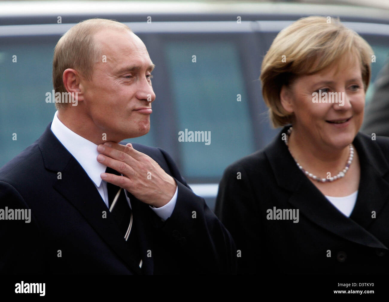 La chancelière allemande Angela Merkel (R) et le président russe Poutine Vladimr montré à Dresde, Allemagne, mardi 10 octobre 2006. Photo : Grimm par les pairs Banque D'Images