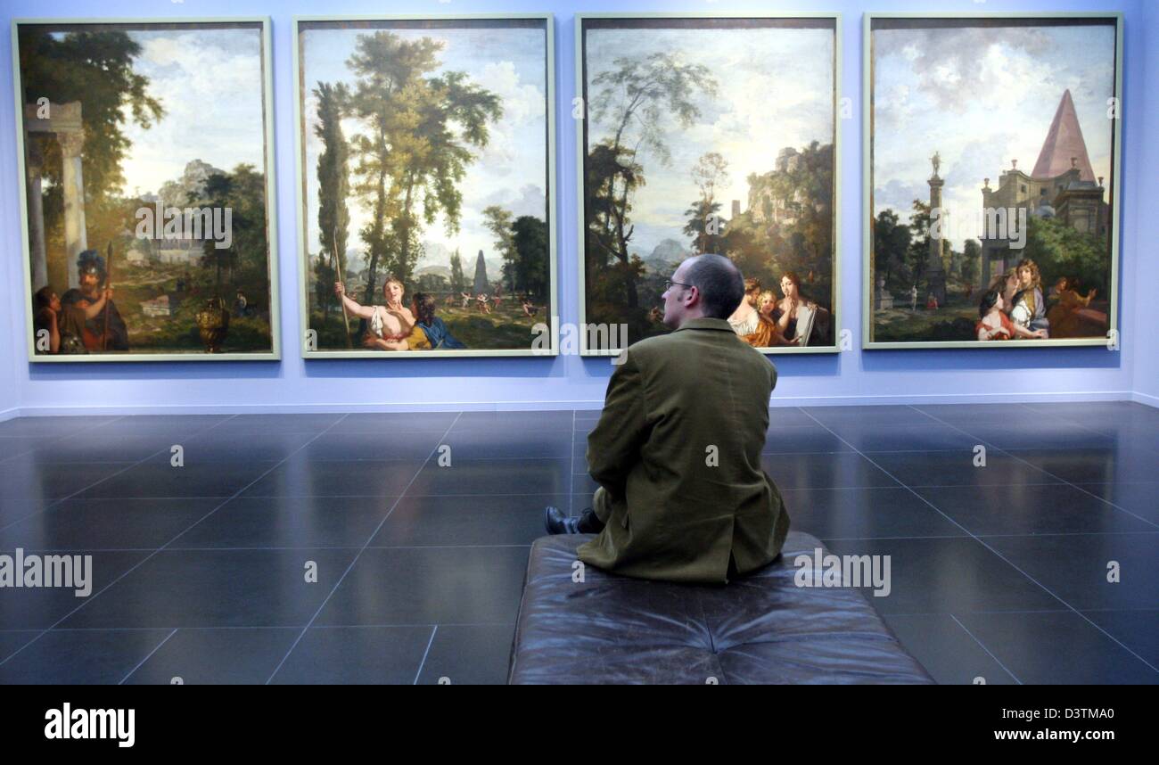 Un visiteur observe les peintures 'passion' (1687) par les artistes Gerard De Lairesse et Johannes Glauber au Wallraf-Richartz-Museum de Cologne, Allemagne, le vendredi 13 octobre 2006. L'exposition 'Vom Adel der Malerei - le noble art de la peinture. Hollande vers 1700" présente 110 peintures de 40 artistes différents à partir du 14 octobre jusqu'au 21 janvier 2007. Le Rijksmuseum à Amsterd Banque D'Images