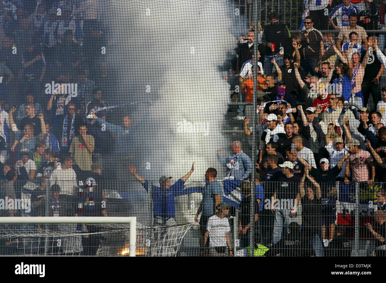 Fans de Enrico Kern de Hansa Rostock célébrer avec pétards au cours de la deuxième division de la Bundesliga match SV Wacker Burghausen vs FC Hansa Rostock de Burghausen, Allemagne, le dimanche 15 octobre 2005. Photo : Matthias Schrader (ATTENTION : embargo ! Le LDF permet la poursuite de l'utilisation des images dans l'IPTV, les services mobiles et autres technologies nouvelles seulement deux heures après la fin de Banque D'Images