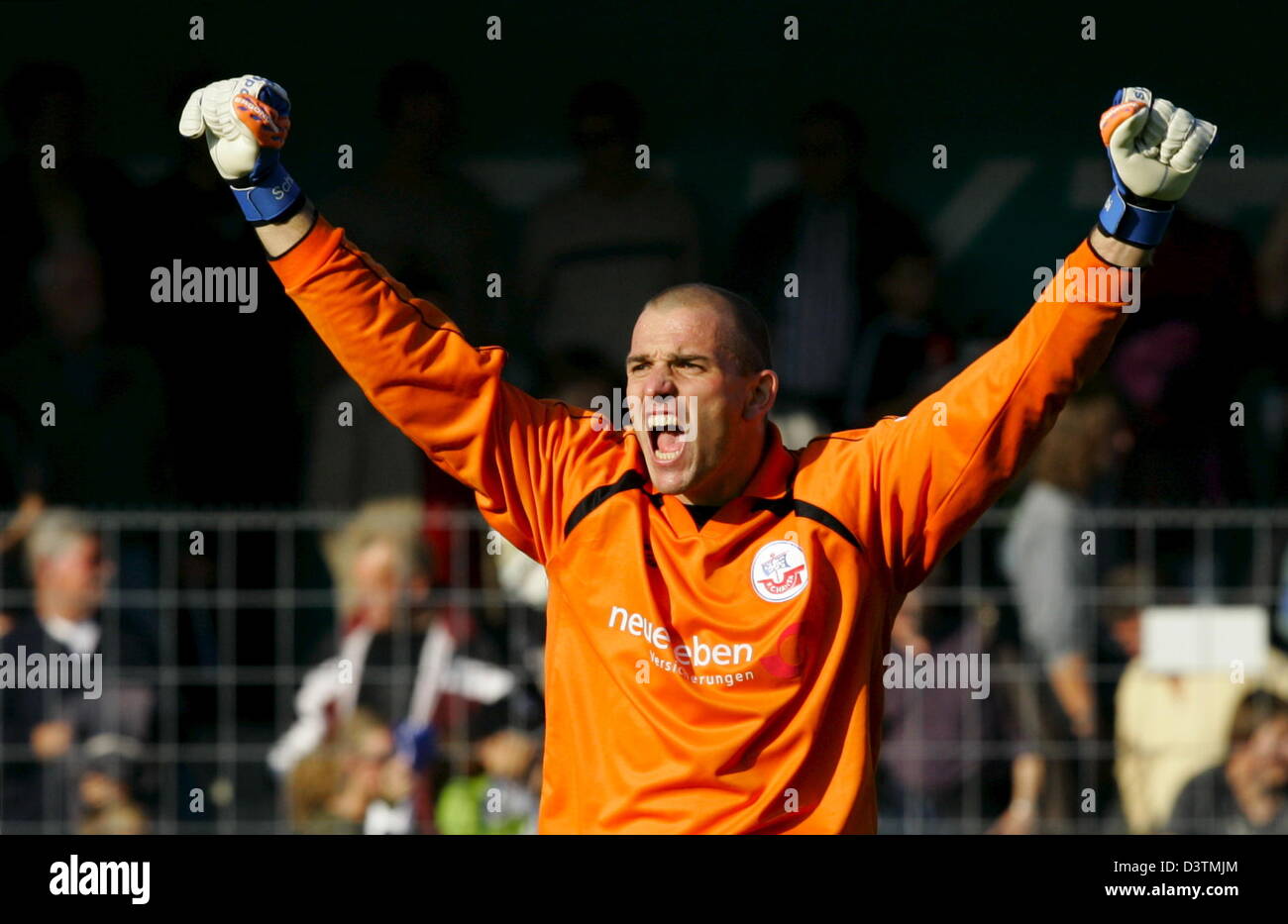 Les jambières de Hansa Rostock Mathias Schober cheers après que son équipe remporte la deuxième division de la Bundesliga match contre SV Wacker Burghausen 1-0 de Burghausen, Allemagne, le dimanche 15 octobre 2006. Photo : Matthias Schrader (ATTENTION : embargo ! Le LDF permet la poursuite de l'utilisation des images dans l'IPTV, les services mobiles et autres technologies nouvelles seulement deux heures après la fin de la Matc Banque D'Images