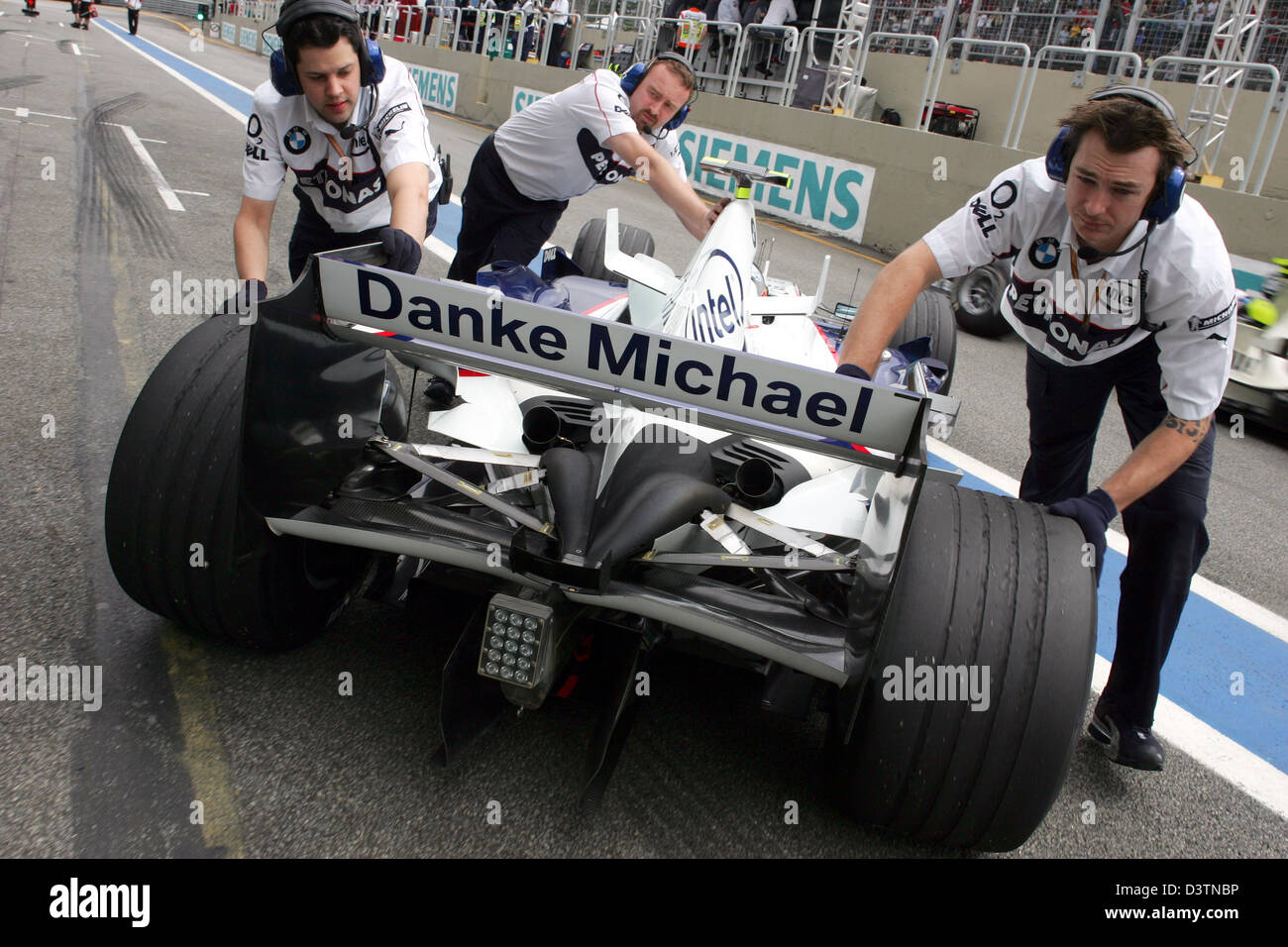 Repousser la mécanique de la voiture de Formule 1 allemand Sebastian Vettel, pilote d'essai de BMW Sauber au cours de la deuxième session d'essais à l'Interlagos racetrack près de Sao Paulo, Brésil, vendredi 20 octobre 2006. Les ailes arrière de la BMW Sauber de voitures disposent d'un hommage à Michael Schumacher. Le Grand Prix aura lieu le dimanche 22 octobre. Photo : Gero Breloer Banque D'Images