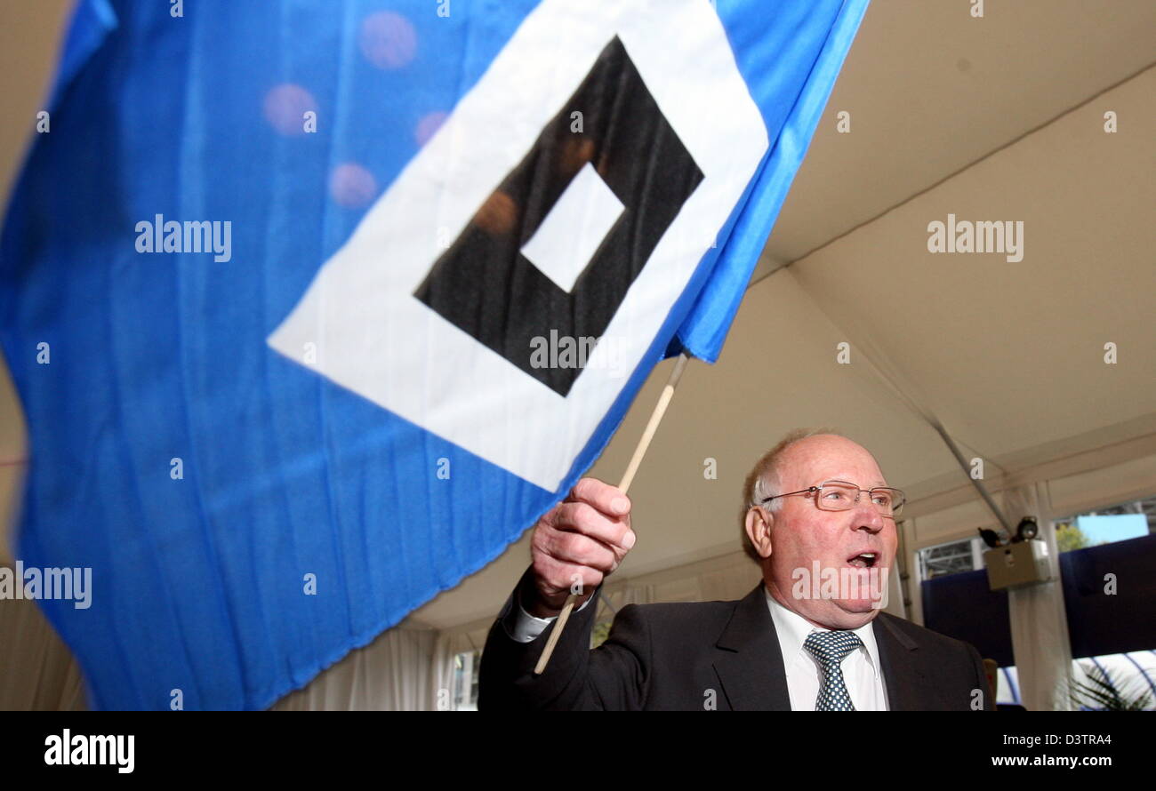 La légende du football allemand Uwe Virginia Afflerbach, capitaine honoraire de l'équipe nationale allemande et ancien joueur pour Hambourg SV, les vagues le drapeau du club au début des célébrations de son 70e anniversaire à Hambourg, en Allemagne, dimanche, 05 novembre 2006. Environ 600 invités réunis pour féliciter l'idole du football dans une tente VIP à l'AOL Arena Stadium. La Fédération allemande de football (DFB) appointe Banque D'Images