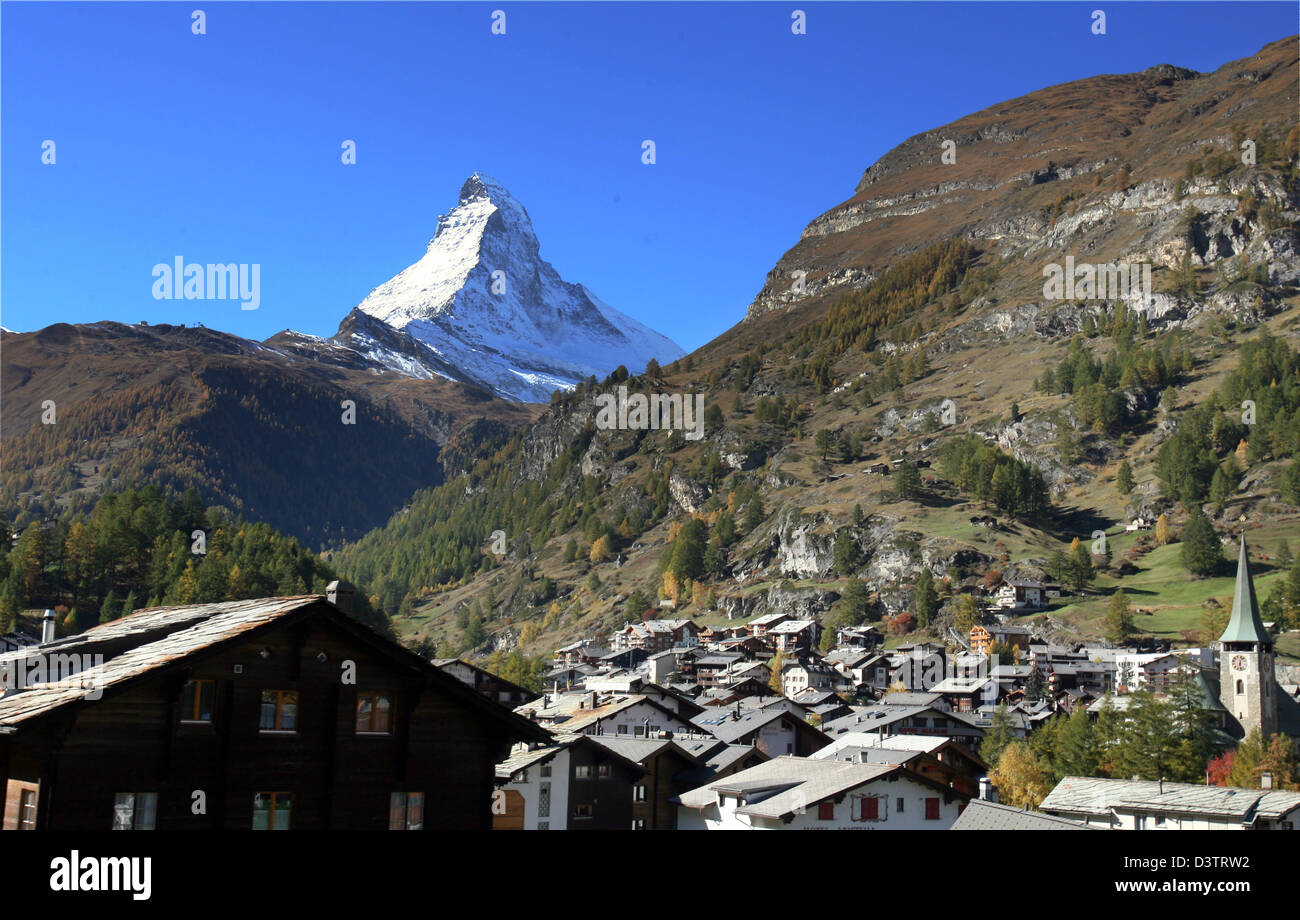 La Photo Montre La Ville De Zermatt En Face Du Sommet Du